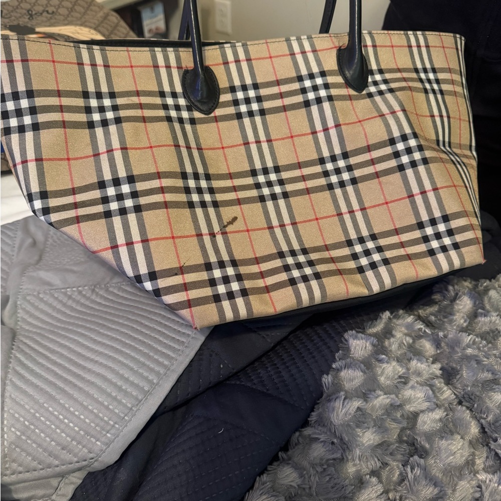 Authentic Burberry tote!! Classic Plaid Tote Bag with Black Handles - - Picture 4 of 8